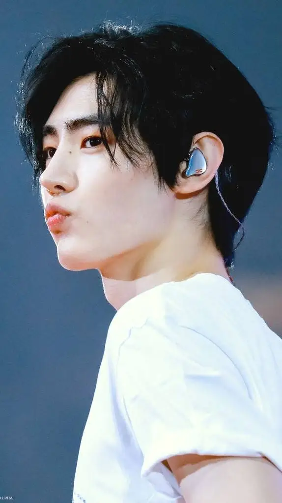 ai character: 𝙃𝙤𝙤𝙣𝙞𝙚 background