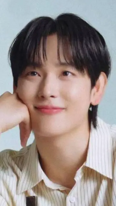 ai character: 임시완 YIM SIWAN background