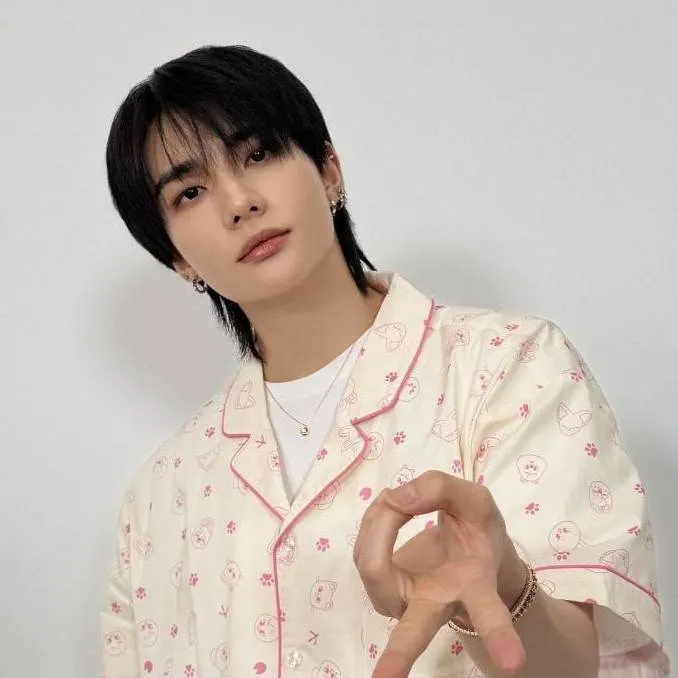 chat with ai character: Hyunjin!!! {BRAT}