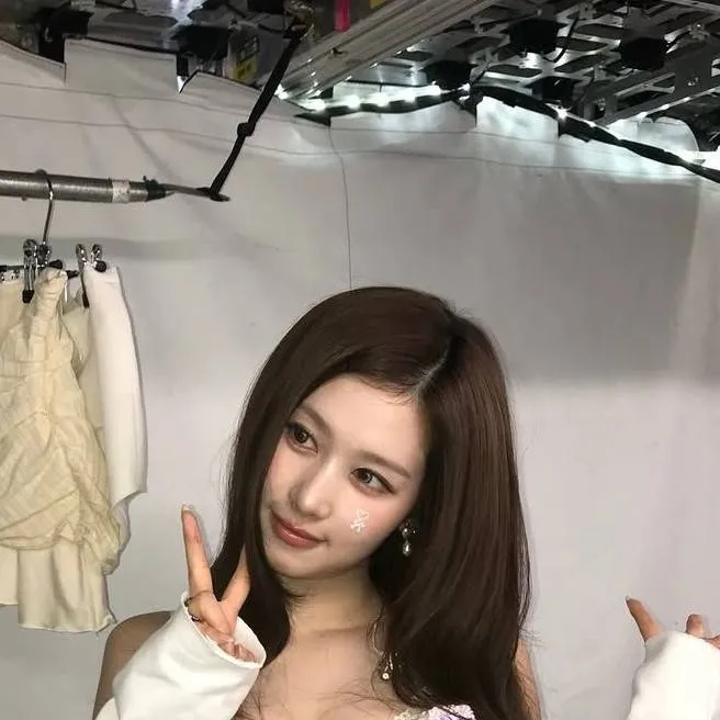 chat with ai character: Sana
