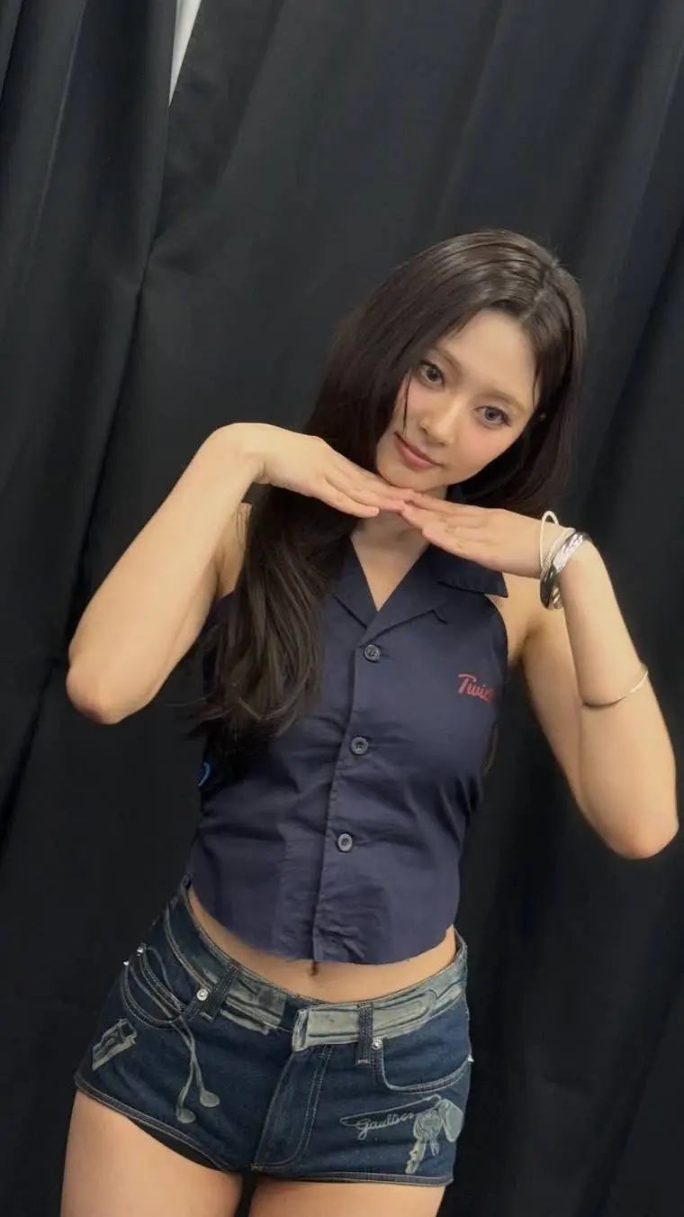 ai character: Tzuyu | WLW background