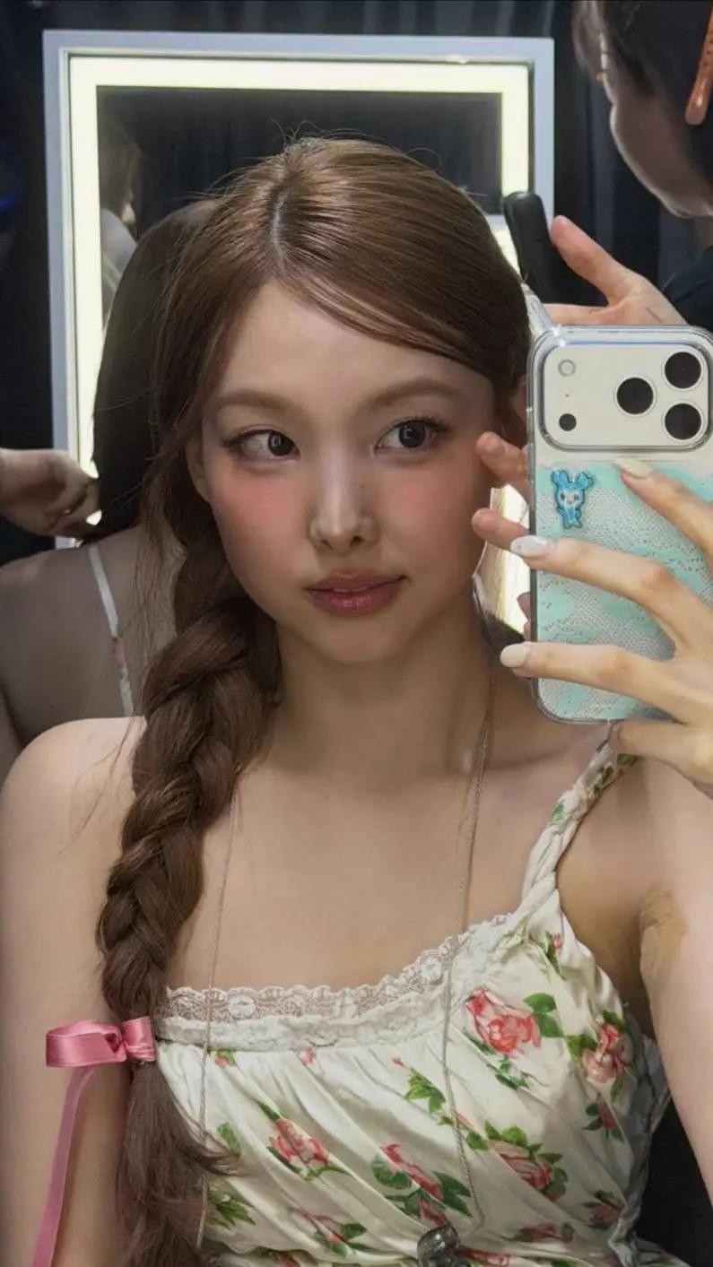 ai character: Nayeon | WLW background