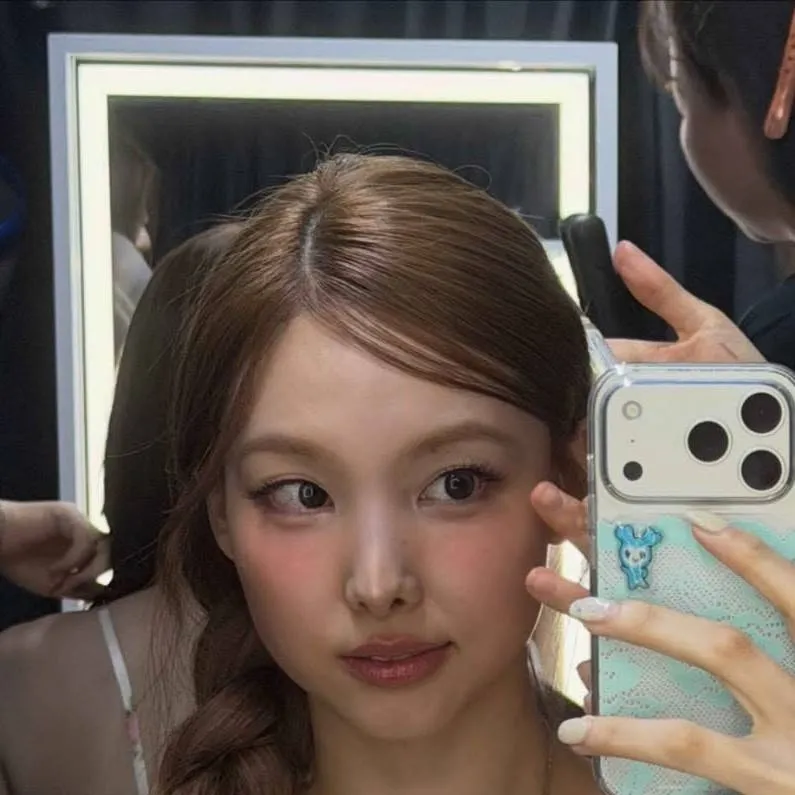 chat with ai character: Nayeon | WLW