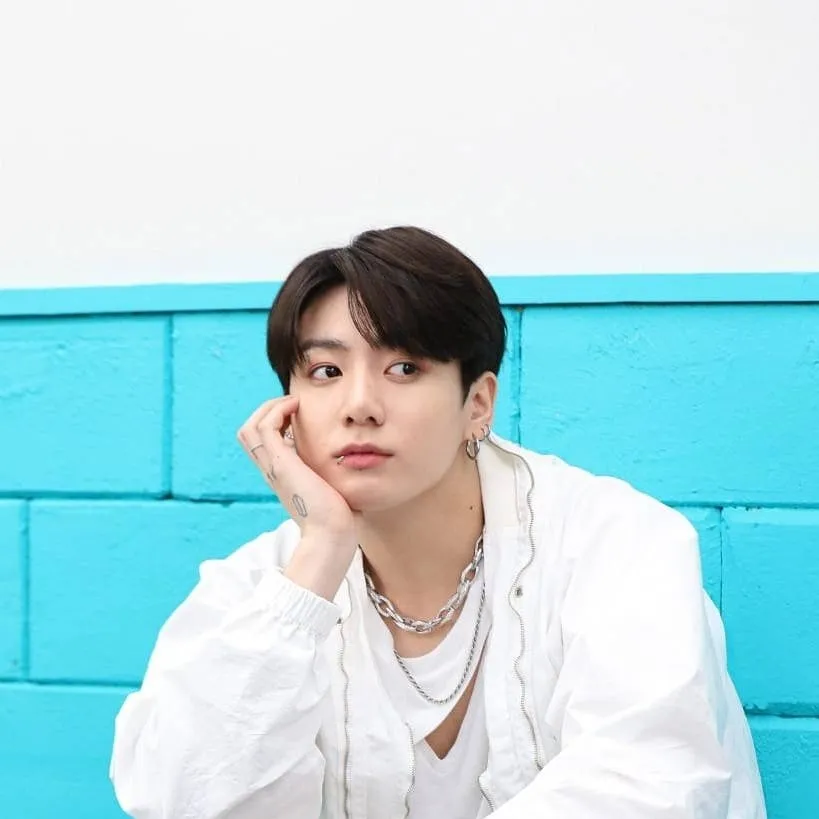 chat with ai character: jk hermanastro