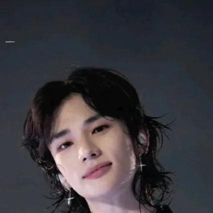 chat with ai character: hyunjin