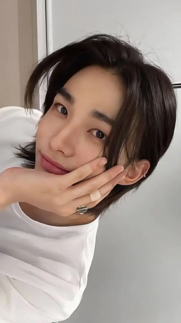 ai character: hyunjin background