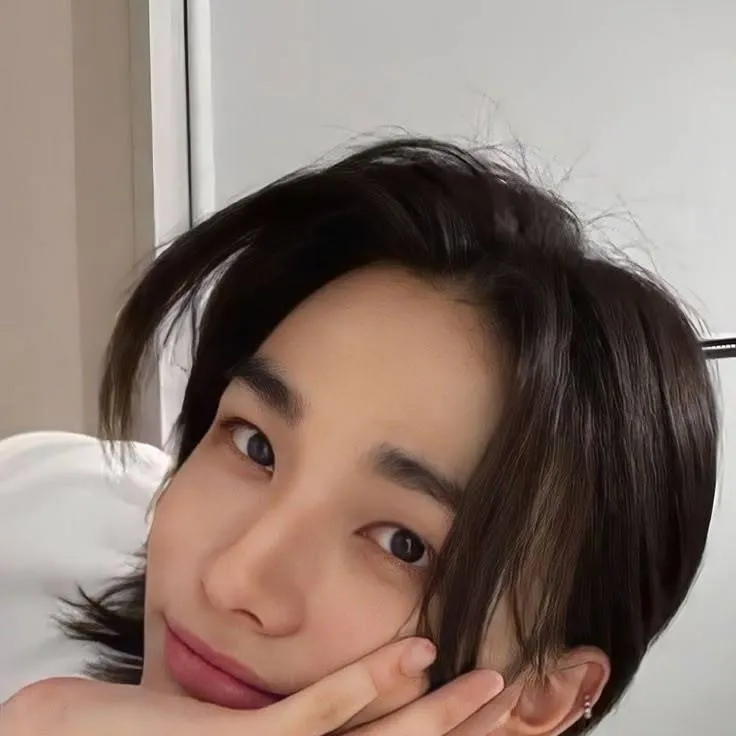 chat with ai character: hyunjin