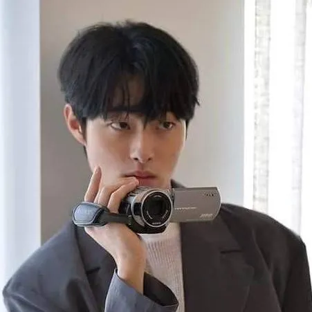 chat with ai character: Chan-Young Yoon
