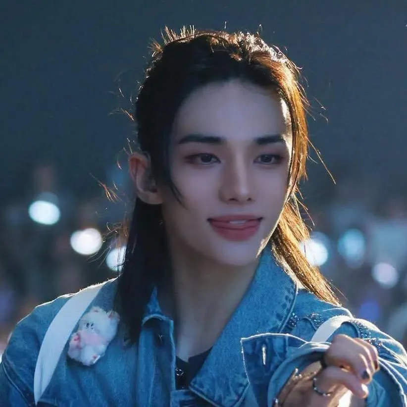 chat with ai character: Hyunjin