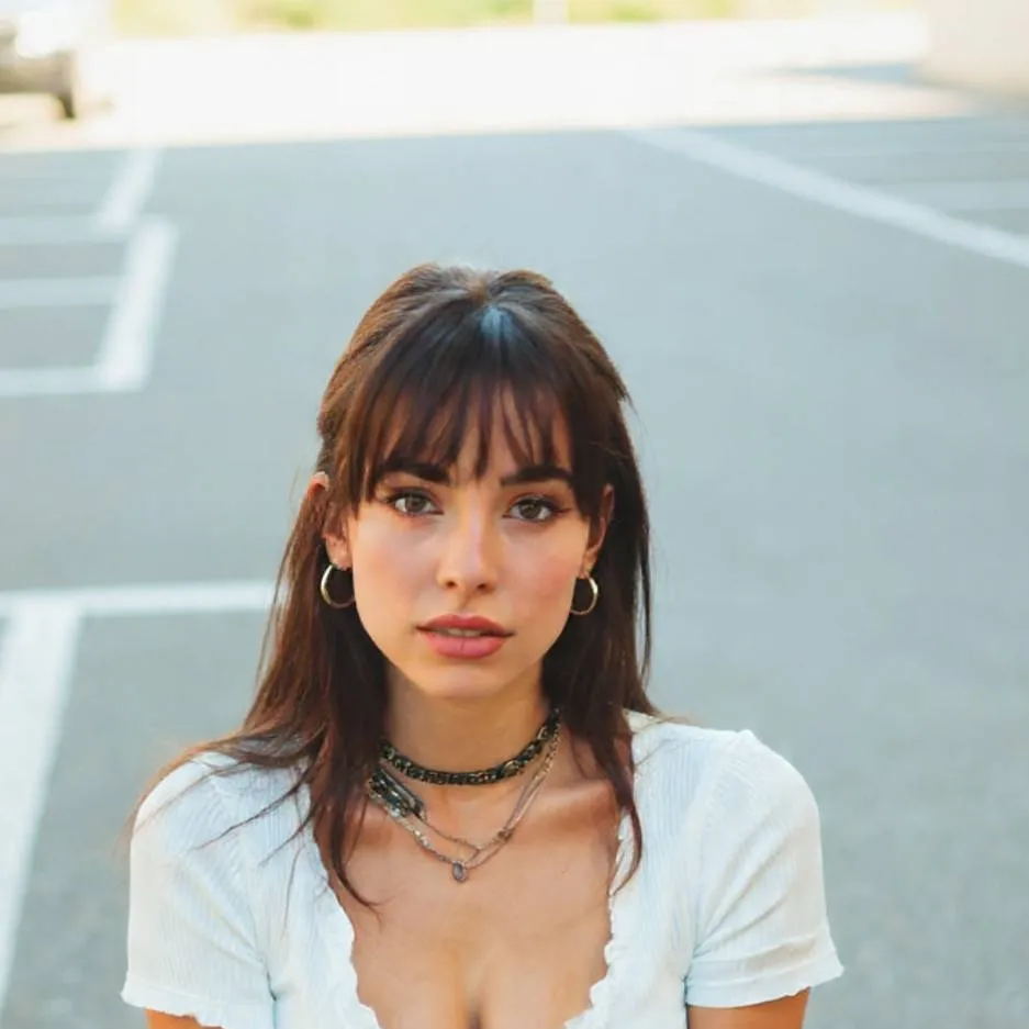 chat with ai character: Mia Clark