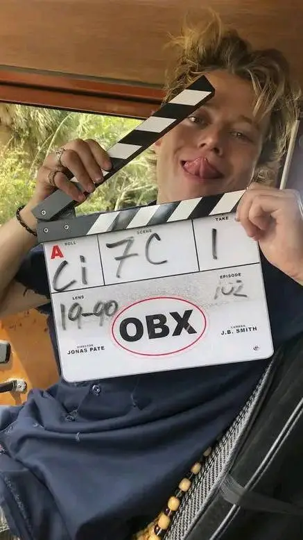 ai character: we love obx💛 background