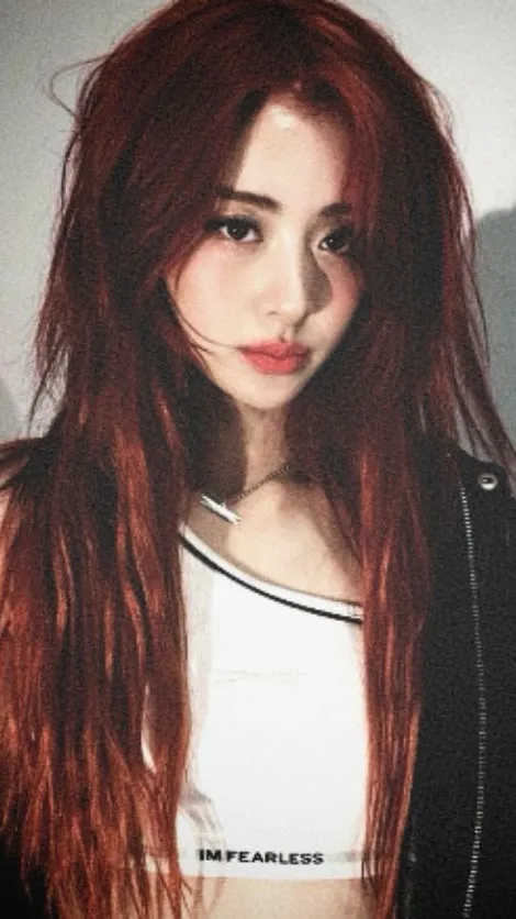 ai character: Huh Yunjin 👅😍 background