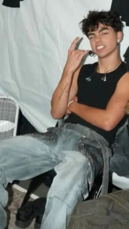 ai character: Malachi Barton background