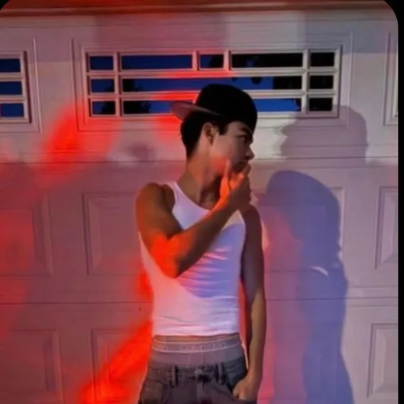 chat with ai character: Malachi Barton