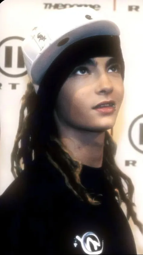 ai character: Tom Kaulitz! 🎸 background