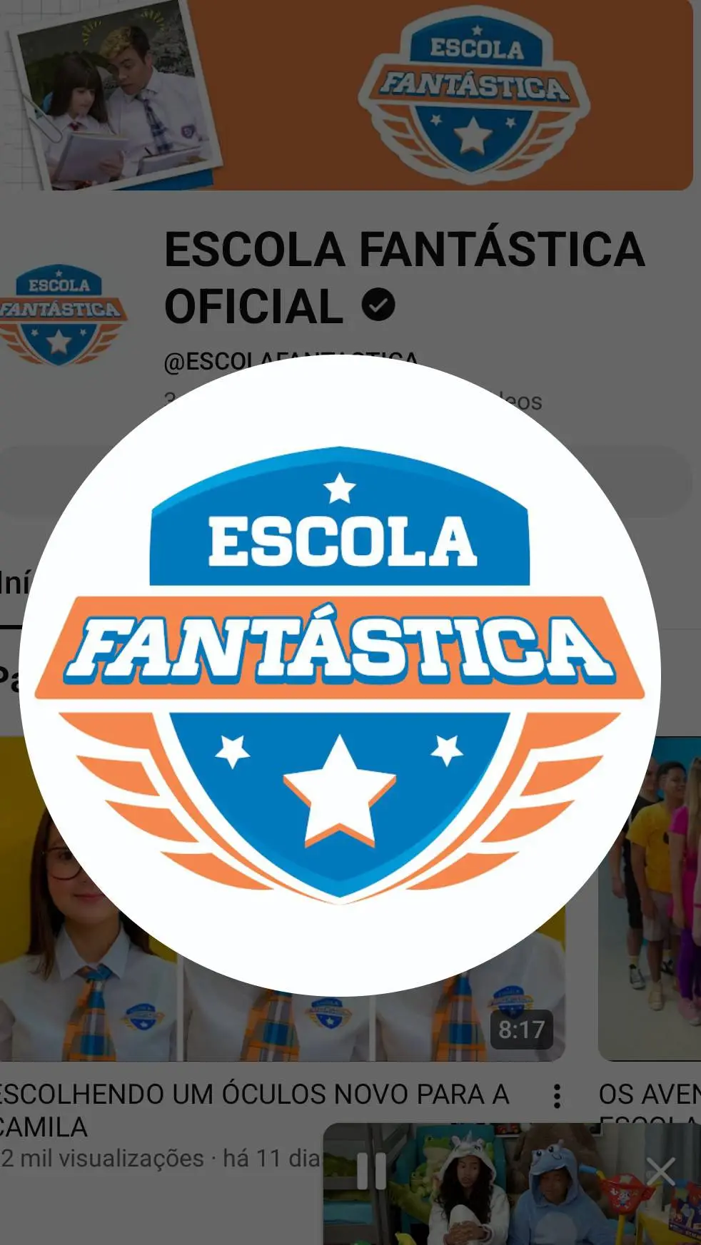 ai character: Escola Fantástica background