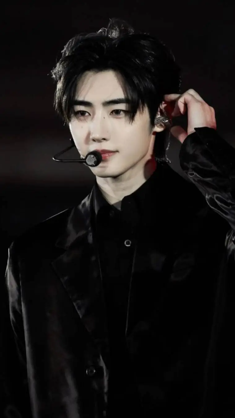 ai character: Park sunghoon  background