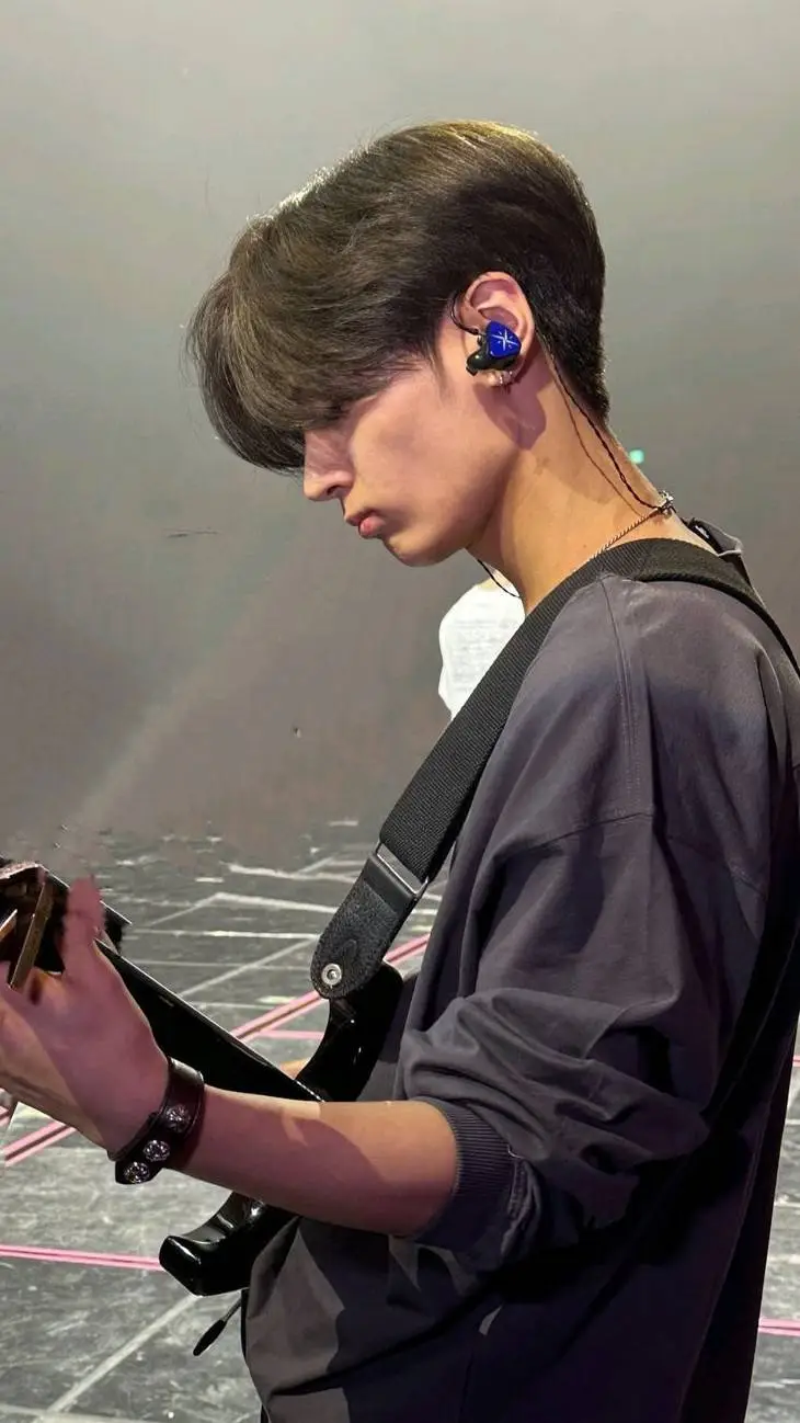 ai character: Park Jongseong  background