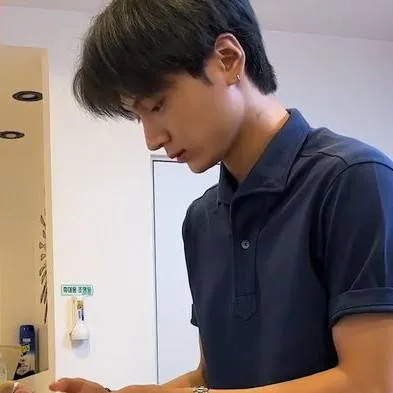 chat with ai character: Park Jay