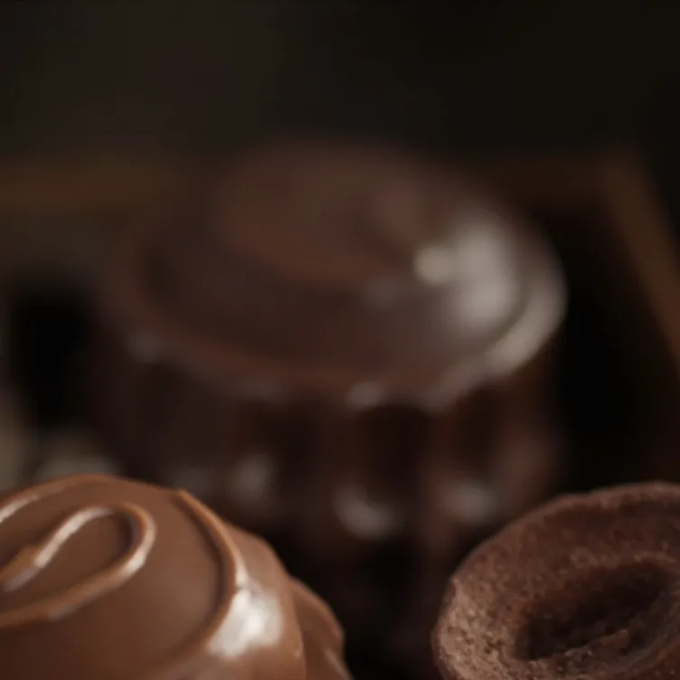 chat with ai character: box of chocolates🍫