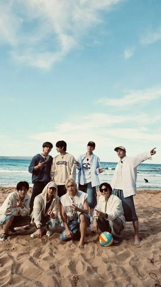 ai character: SKZ Y SU BEBÉ background