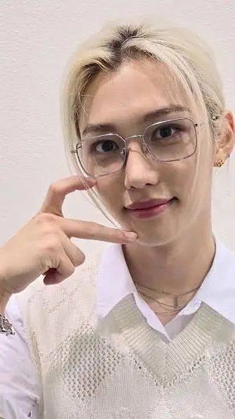 ai character: Lee Felix background