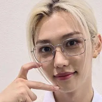 chat with ai character: Lee Felix