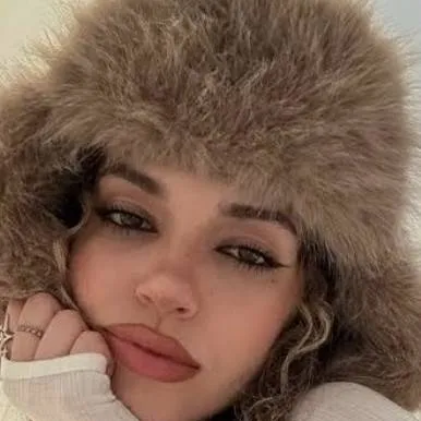 chat with ai character: DTI content creato