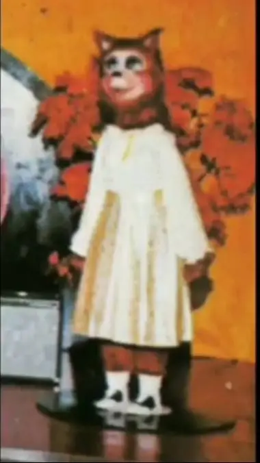 ai character: Little Queen background