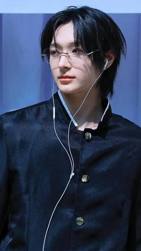 ai character: Donghwa  background