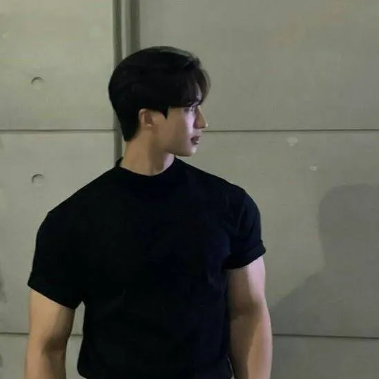 chat with ai character: Dominic