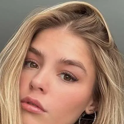 chat with ai character: Carla 