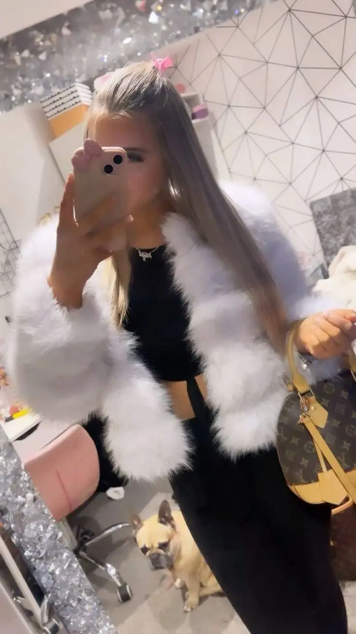 ai character: Lilou  ou Prada background