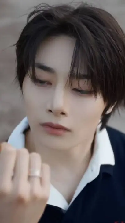 ai character: I.N/JEONGIN background