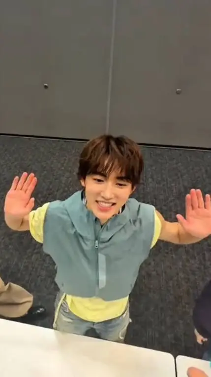 ai character: seonghyeon 😚 background