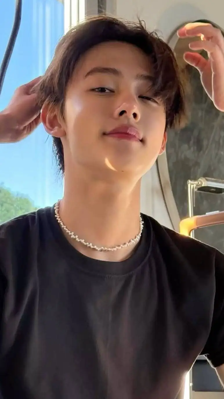 ai character: seonghyeon  background