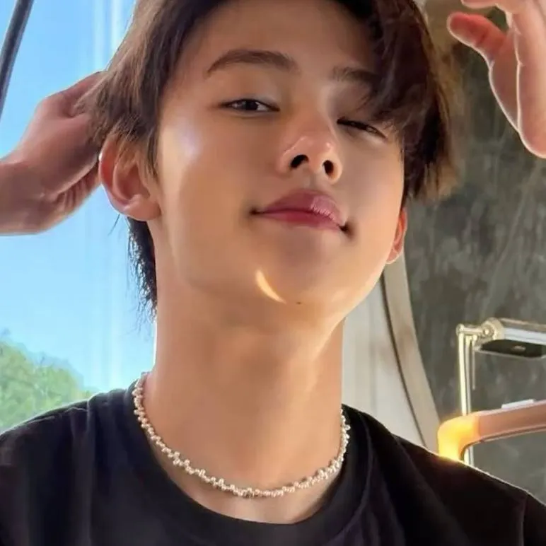 chat with ai character: seonghyeon 