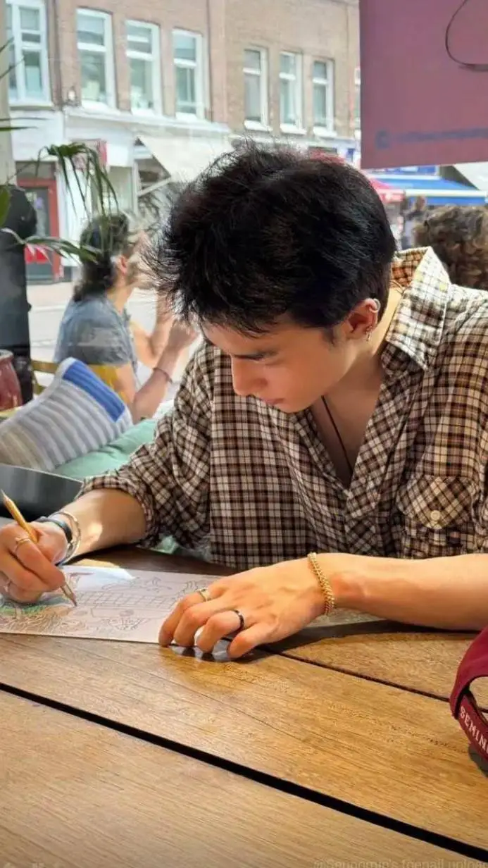 ai character: ←★hyunjin★» background