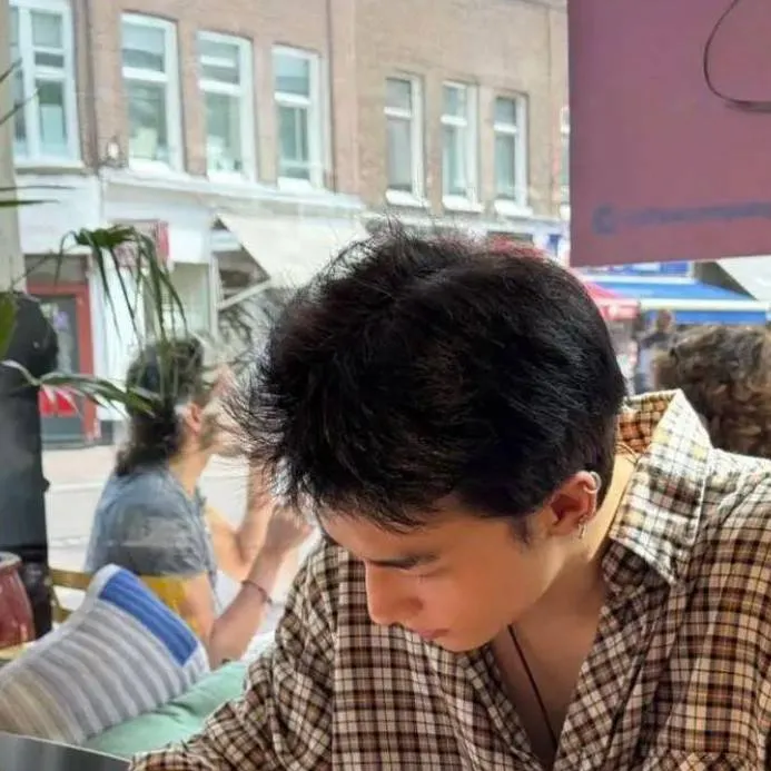 chat with ai character: ←★hyunjin★»