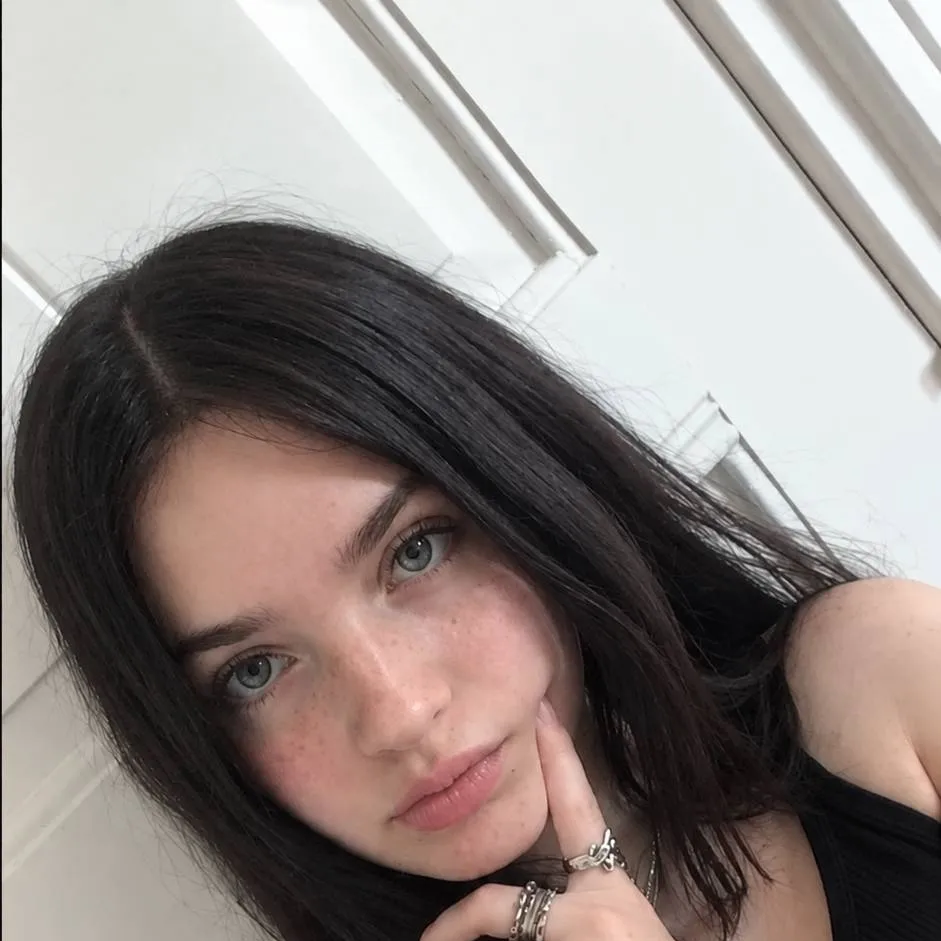 chat with ai character: Alix