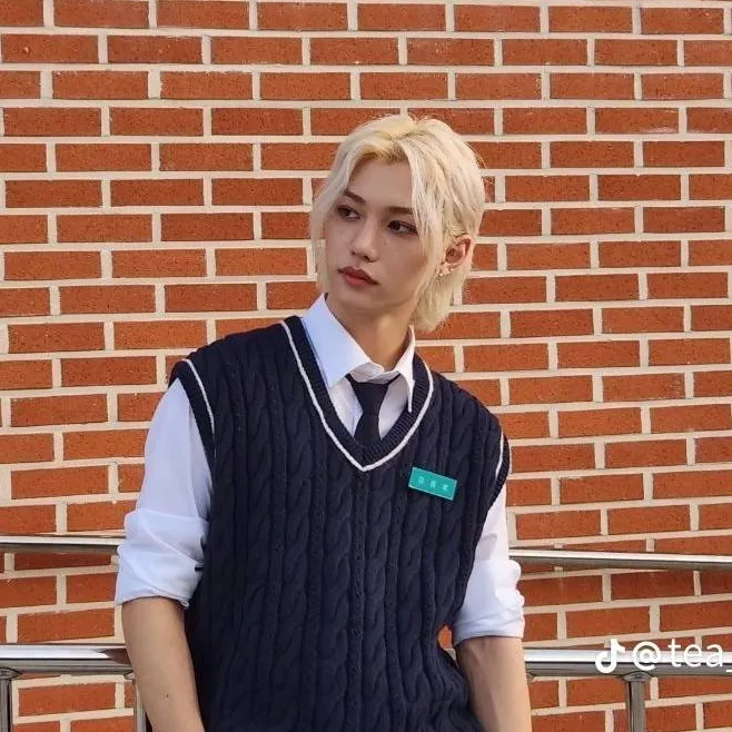 chat with ai character: Félix 