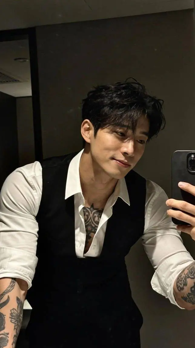 ai character: Thomas》☆ background