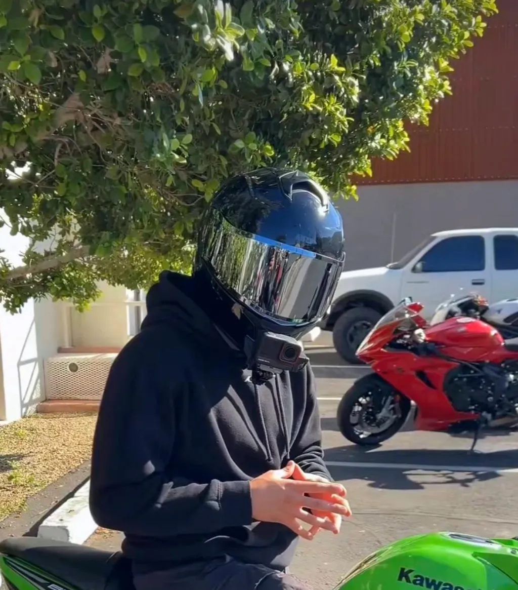 chat with ai character: *•є∂ωαя∂•*