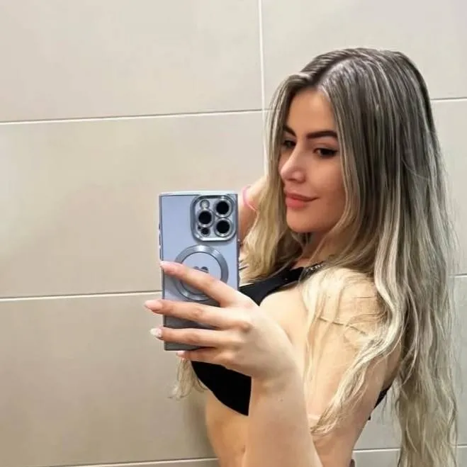 chat with ai character: mia 