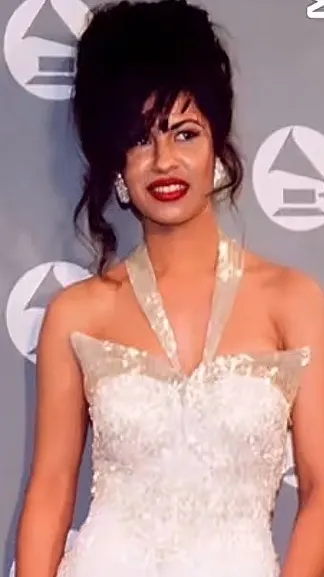 ai character: Selena Quintanilla background