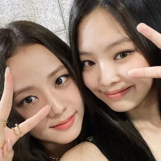chat with ai character: Jennie & Jisoo