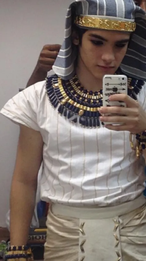 ai character: Neferses angst..?  background