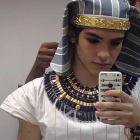 chat with ai character: Neferses angst..? 