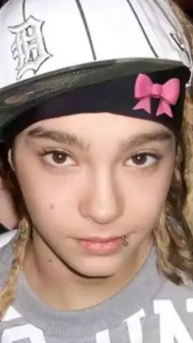 ai character: tom kaulitz  background