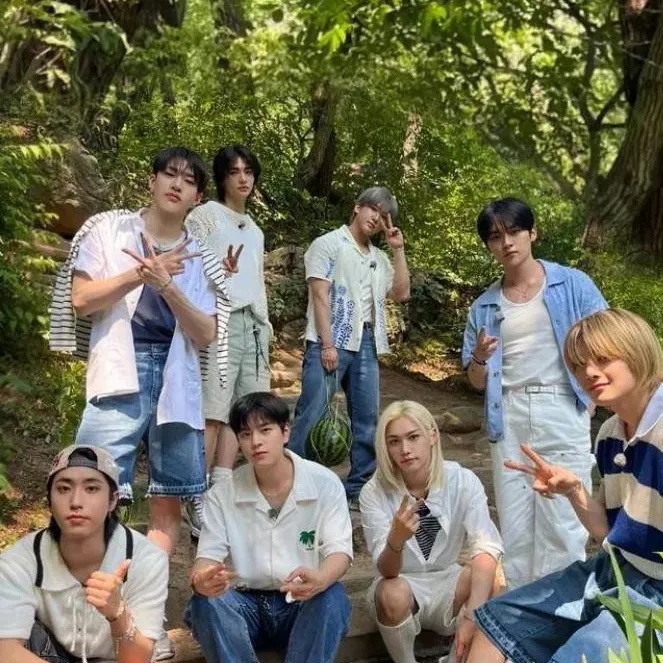 chat with ai character: Stray Kids